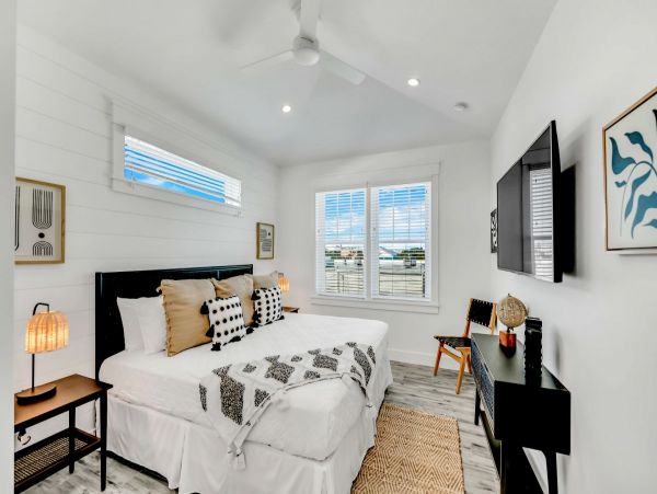 Luxury Vacation Home in Siesta Key with Private Pool and Hot Tub