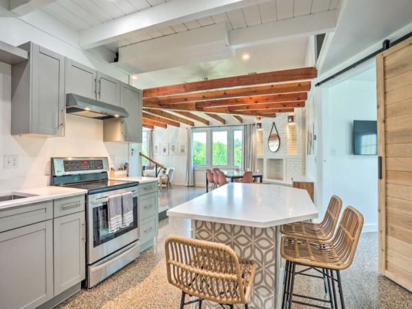 Two Bedroom Charming Vacation Cottage in Hutchinson Island Sleeps 7