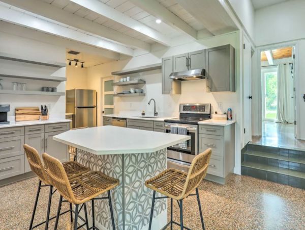 Two Bedroom Charming Vacation Cottage in Hutchinson Island Sleeps 7