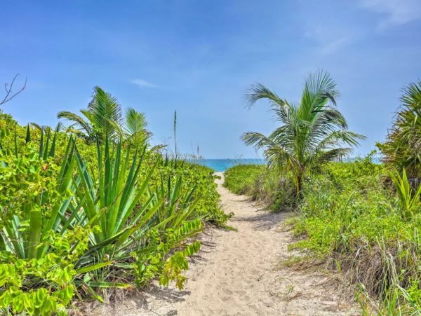 Two Bedroom Charming Vacation Cottage in Hutchinson Island Sleeps 7
