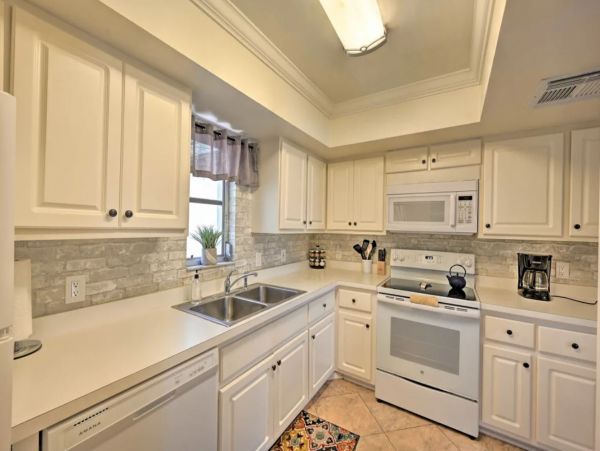 Lakefront 3 Bedroom Vacation Condo in Naples