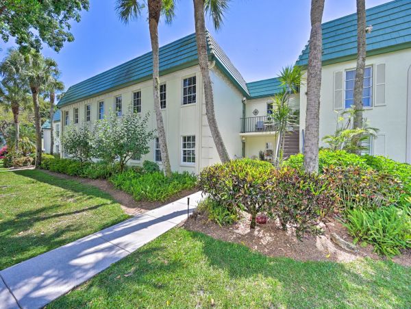 Lakefront 3 Bedroom Vacation Condo in Naples