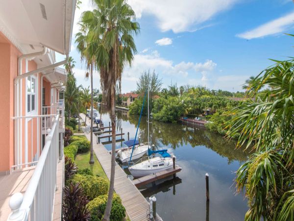 Luxury 3 Bedroom Condo in Cayman Islands Sleeps 8