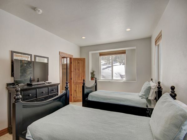 Four Bedroom Duplex with Beautiful Mountain Views