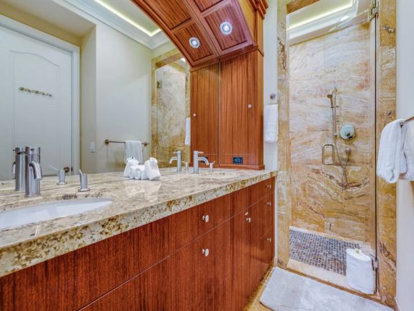 Kihei Luxury Vacation Pool House 6 Bedrooms Walk to Beach