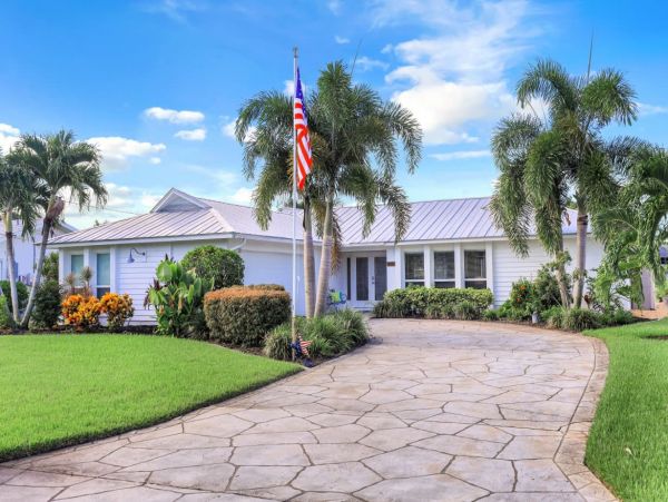 Luxury Vacation Home in Cape Coral with Private Pool Sleeps 6