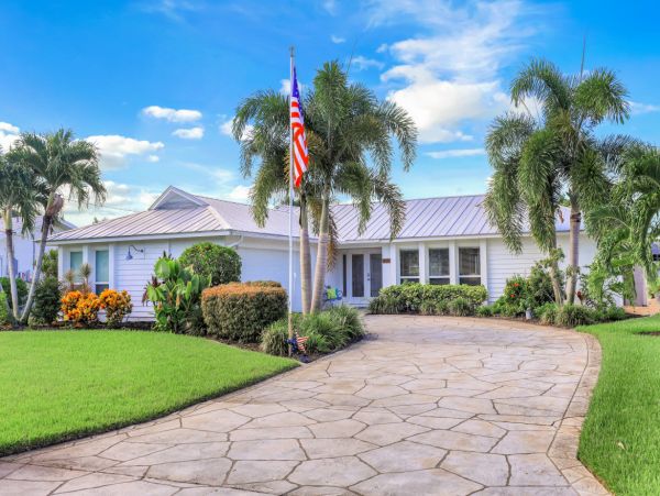 Luxury Vacation Home in Cape Coral with Private Pool Sleeps 6