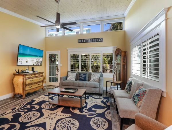 Holmes Beach Two Bedroom Duplex Few Blocks from Beach