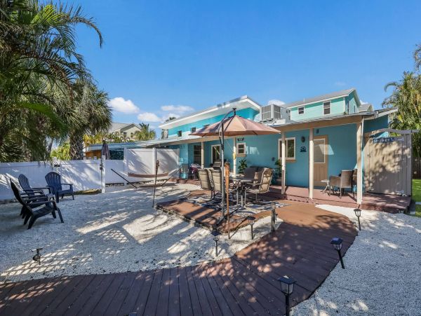 Holmes Beach Two Bedroom Duplex Few Blocks from Beach