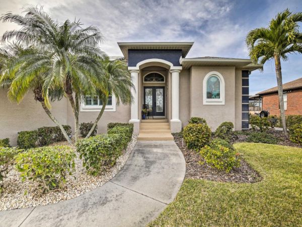 Charming Canalfront 3 Bedroom Home with Private Pool & Spa