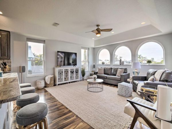 Charming Canalfront 3 Bedroom Home with Private Pool & Spa