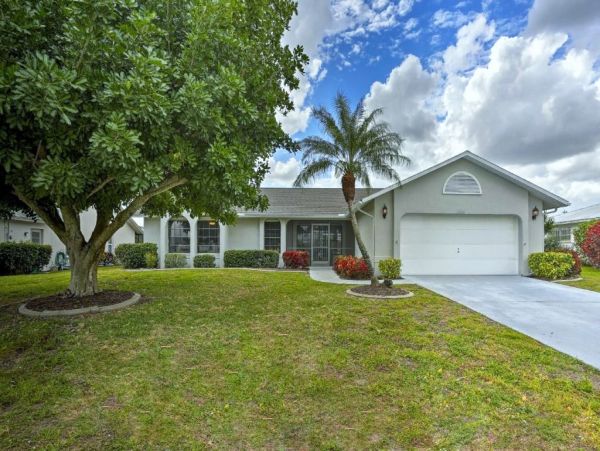 Luxury Cape coral Vacation Home Three Bedroom