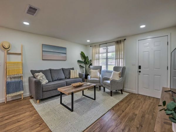 Two Bedroom Charming Vacation Home in Sarasota Sleeps 6