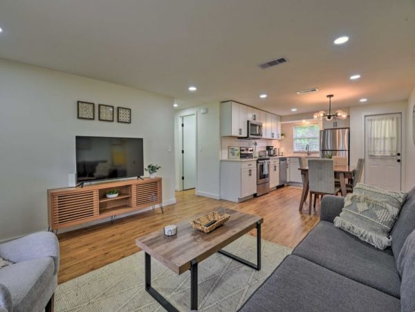 Two Bedroom Charming Vacation Home in Sarasota Sleeps 6