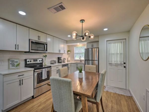 Two Bedroom Charming Vacation Home in Sarasota Sleeps 6