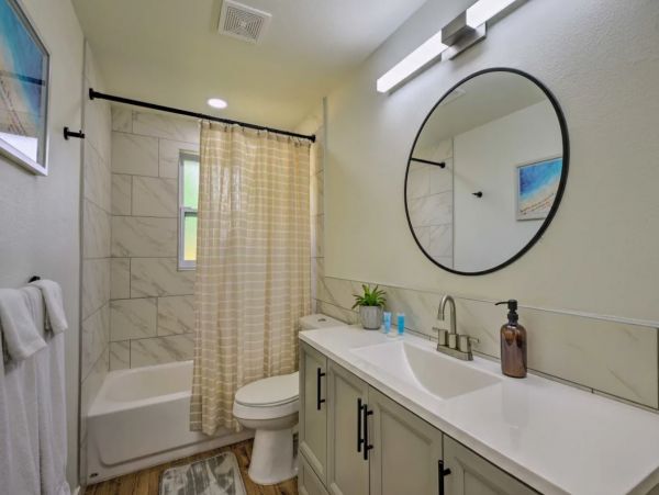 Two Bedroom Charming Vacation Home in Sarasota Sleeps 6