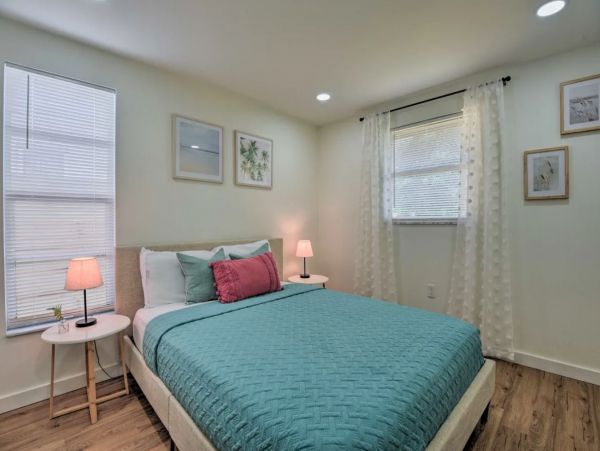 Two Bedroom Charming Vacation Home in Sarasota Sleeps 6