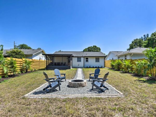 Two Bedroom Charming Vacation Home in Sarasota Sleeps 6