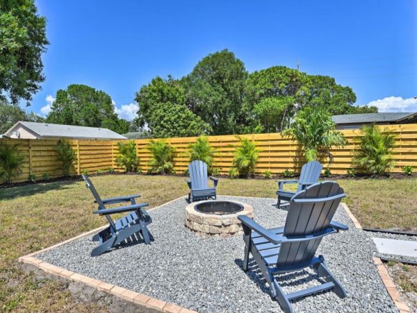 Two Bedroom Charming Vacation Home in Sarasota Sleeps 6