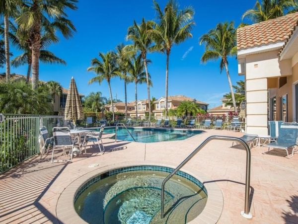 Naples Lovely Two Bedroom Vacation Condo