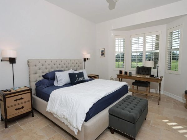 Naples Lovely Two Bedroom Vacation Condo