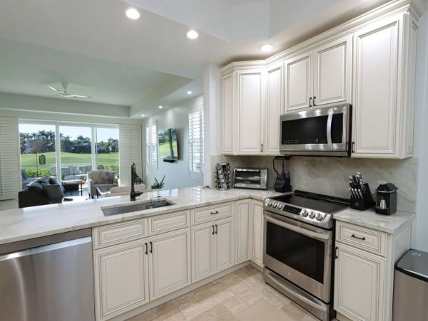 Naples Lovely Two Bedroom Vacation Condo