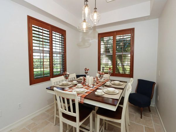 Naples Lovely Two Bedroom Vacation Condo