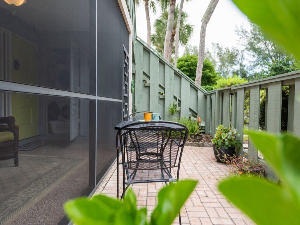Two Bedroom Charming Vacation Condo in Holmes Beach