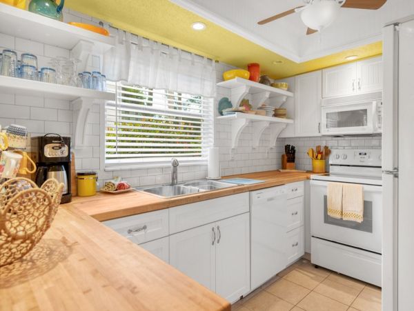 Two Bedroom Charming Vacation Condo in Holmes Beach