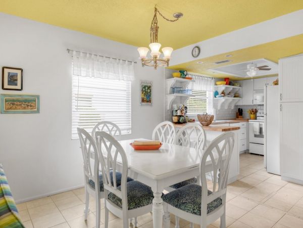 Two Bedroom Charming Vacation Condo in Holmes Beach