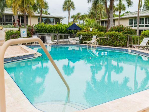 Two Bedroom Charming Vacation Condo in Holmes Beach