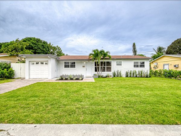 Deerfield Vacation Pool Home Four Bedroom