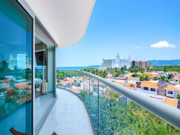 Luxury Vacation Condo Sleeps 3 Guests with Panoramic Views
