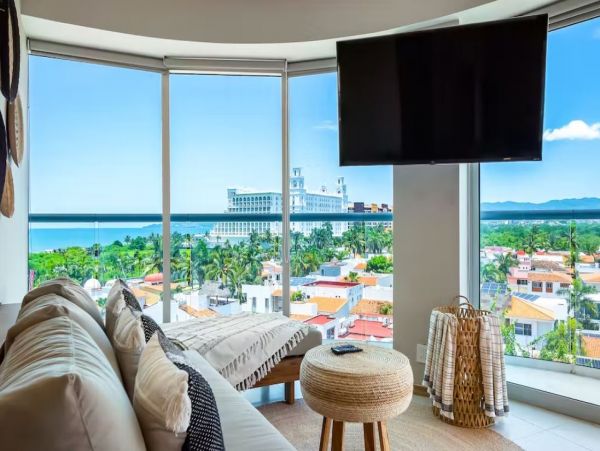 Luxury Vacation Condo Sleeps 3 Guests with Panoramic Views