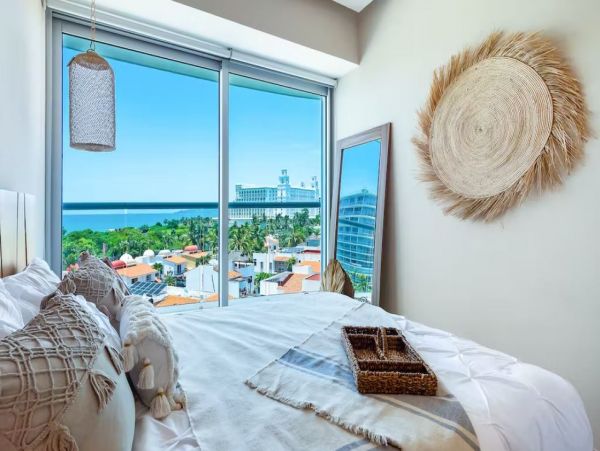 Luxury Vacation Condo Sleeps 3 Guests with Panoramic Views