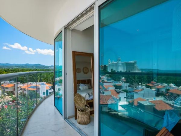 Luxury Vacation Condo Sleeps 3 Guests with Panoramic Views