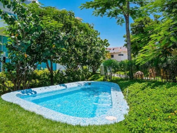 Luxury Vacation Condo Sleeps 3 Guests with Panoramic Views