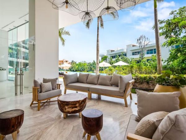 Luxury Vacation Condo Sleeps 3 Guests with Panoramic Views