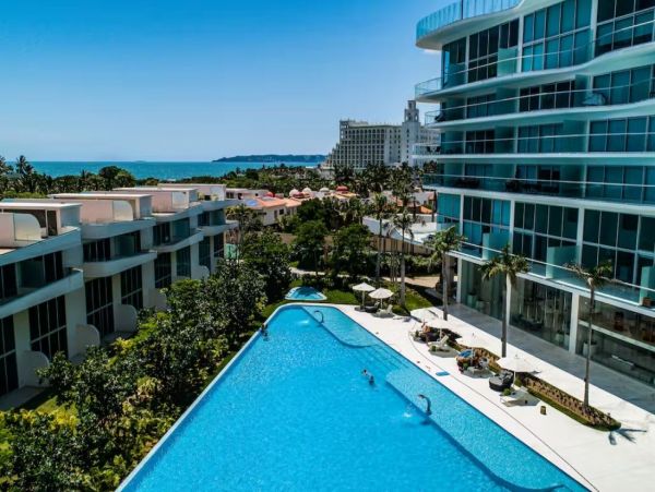 Luxury Vacation Condo Sleeps 3 Guests with Panoramic Views