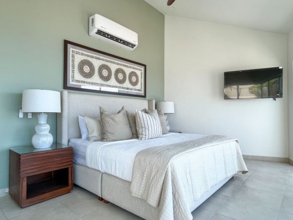 Two Bedroom Hillside Retreat with Breathtaking Views