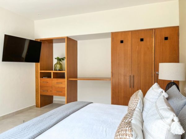 Two Bedroom Hillside Retreat with Breathtaking Views