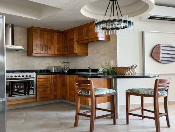 Two Bedroom Hillside Retreat with Breathtaking Views