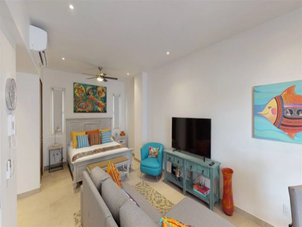 Beautiful Studio Sleeps 2 Guests Close to Beach