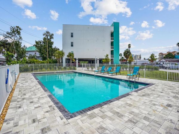 Lovely Madeira Beach 3 Bedroom Condo Sleeps 8 Walk To Beach