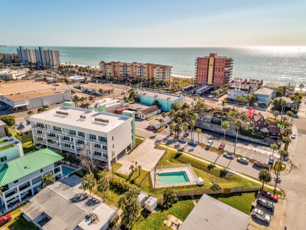 Lovely Madeira Beach 3 Bedroom Condo Sleeps 8 Walk To Beach