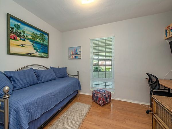 Naples Vacation Home Walk to 5th Avenue