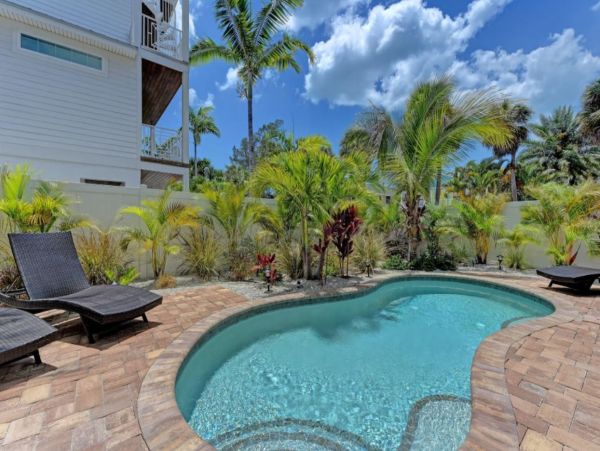Holmes Beach Vacation Pool Home Sleeps 14
