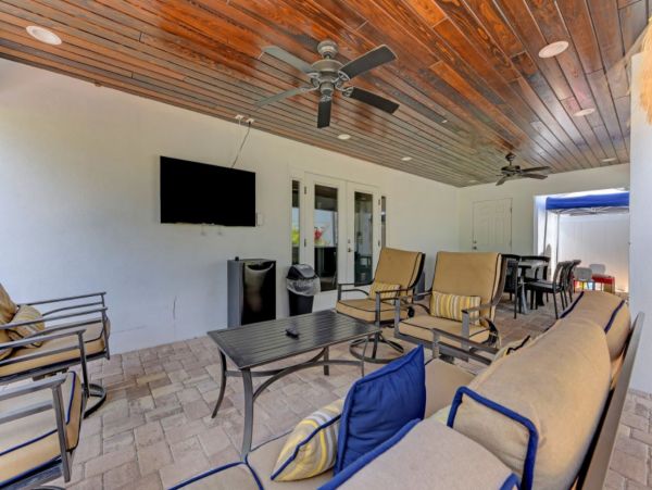 Holmes Beach Vacation Pool Home Sleeps 14