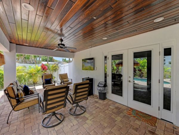 Holmes Beach Vacation Pool Home Sleeps 14