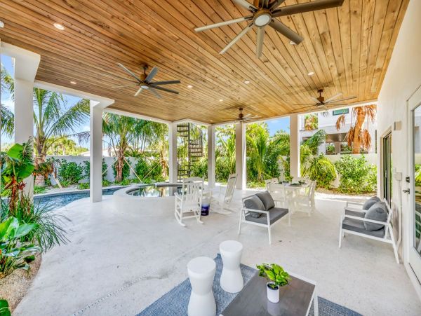Siesta Key Luxury Rentals | Beach Home with Pool, Spa & Rooftop